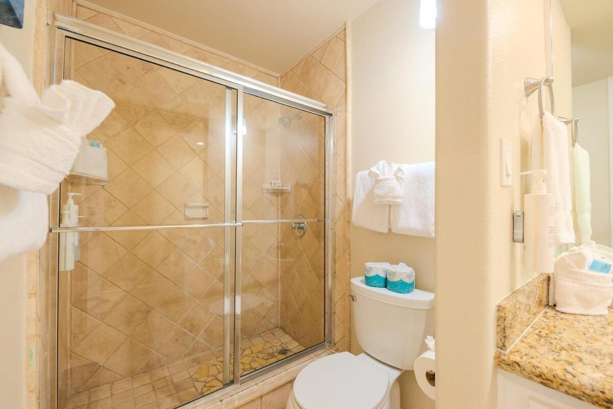 Tropical Retreat Coastal 1br Getaway With Balcony 212
