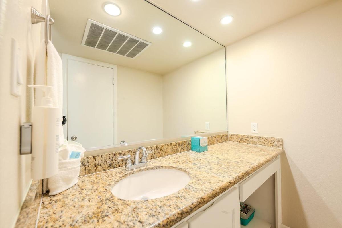 Tropical Retreat Coastal 1br Getaway With Balcony 212